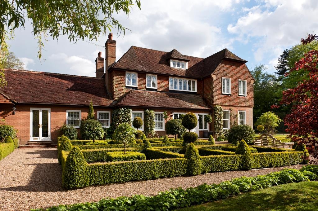 Stunning countryside property with landscaped gardens and hedging